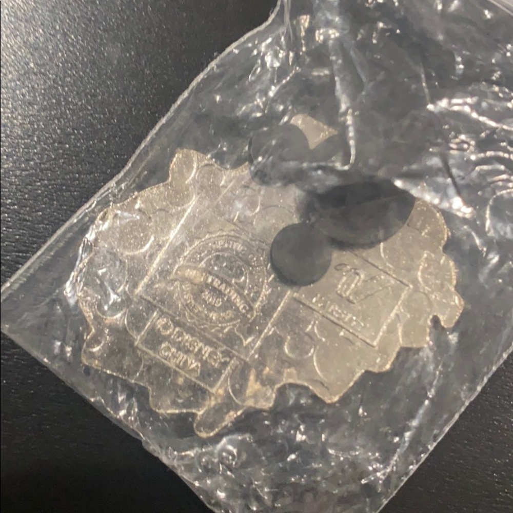 Disney pin - Picture 2 of 2